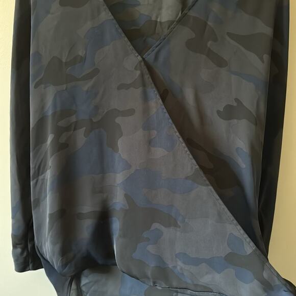BANANA REPUBLIC SHEER CAMO PRINT CROSSOVER BLOUSE W/ 3/4 DROP SLEEVES MEDIUM - Picture 5 of 8